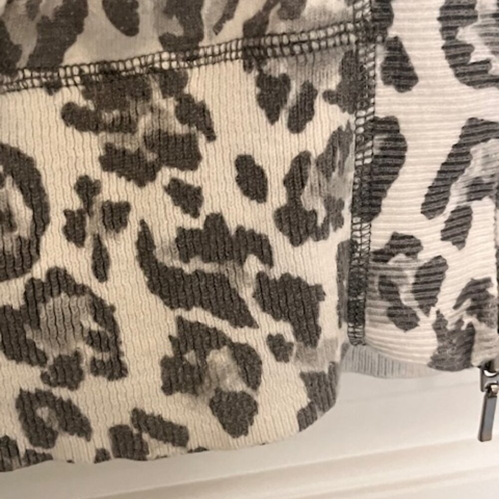 Chico's Zenergy Zip Front Hoodie with pockets Sz 3 XL 16  Grey Cheetah print - Picture 4 of 7